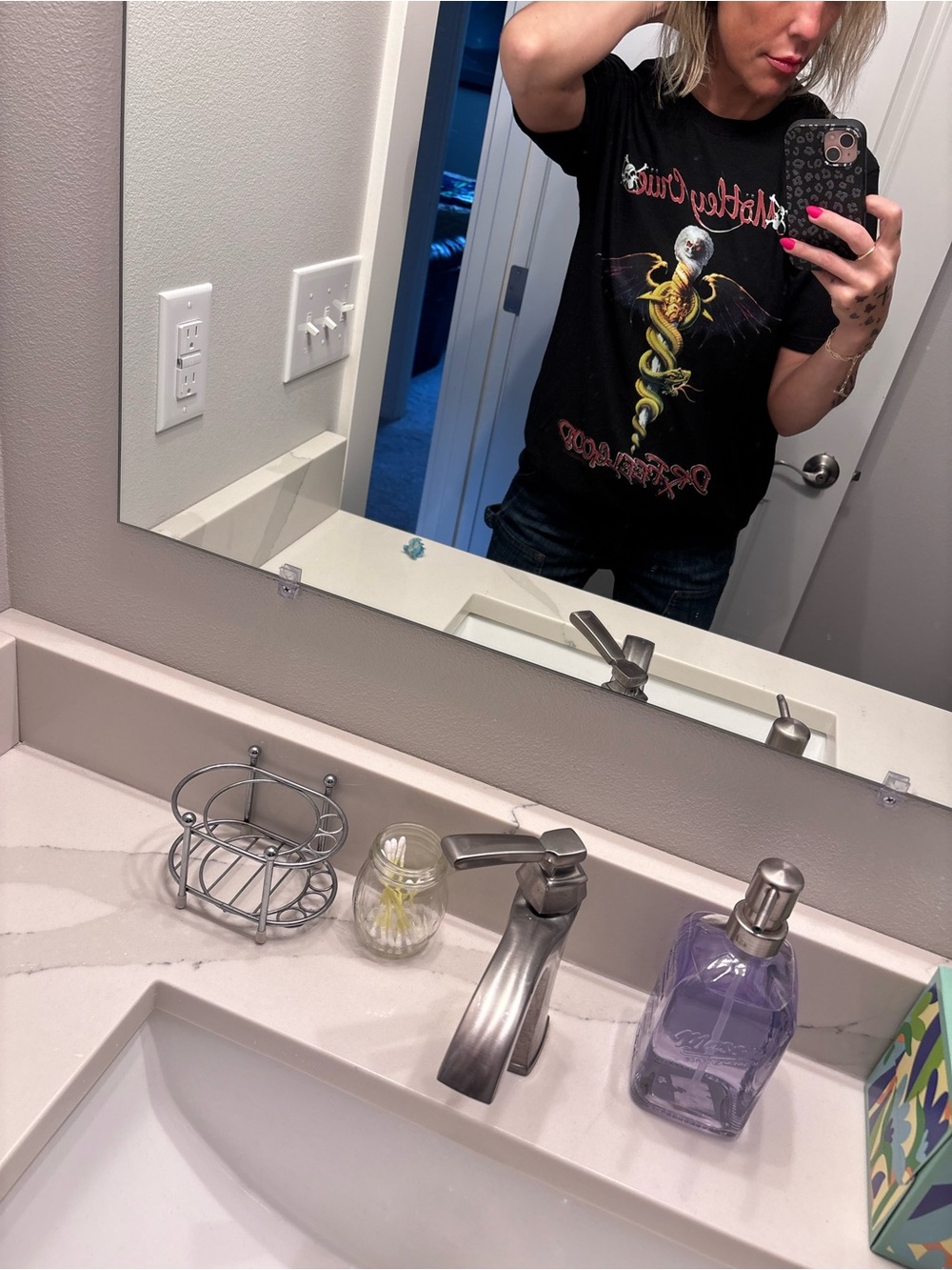 Mötley Crüe Black Graphic Tee - medium